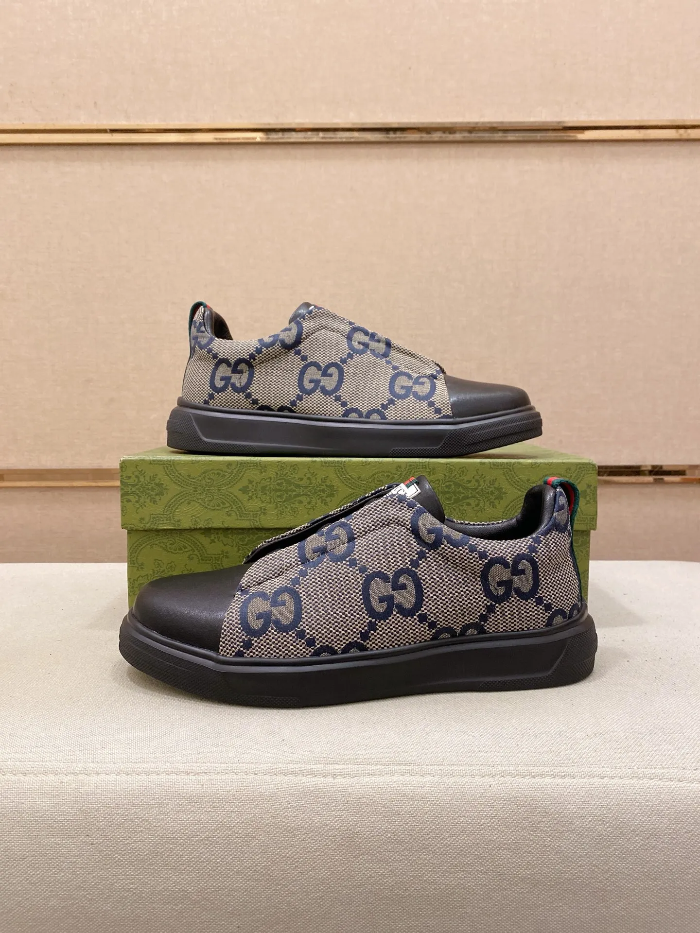 Ex-factory price 400💰【Gucci】Gucci men’s latest series of casual shoes! The official website is built 1:1. The upper is made of imported high-quality cowhide, and the lining is made of high-quality sheepskin, which is soft and comfortable. Picky selection of materials and exquisite workmanship give you the best enjoyment. Number of yards: 38-44 yards.
